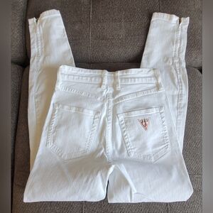 Guess white skinny jeans in size 23.